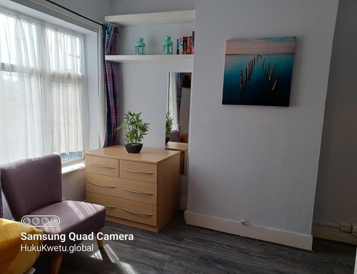 Holiday home Salisbury House-huku Kwetu Spacious 4 Bedroom House- Sleeps 6 - Luton Town Centre *