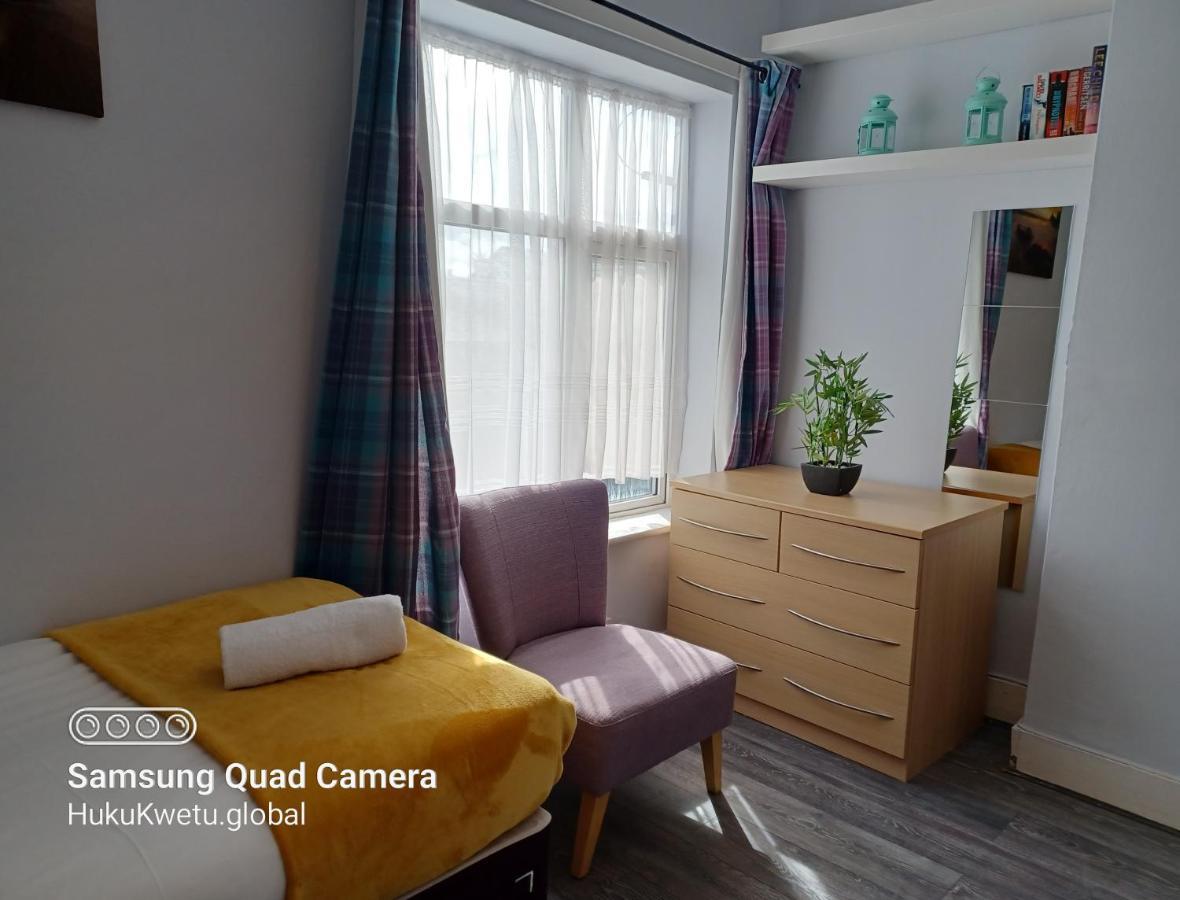 Holiday home Salisbury House-huku Kwetu Spacious 4 Bedroom House- Sleeps 6 - Luton Town Centre Luton (Bedfordshire)