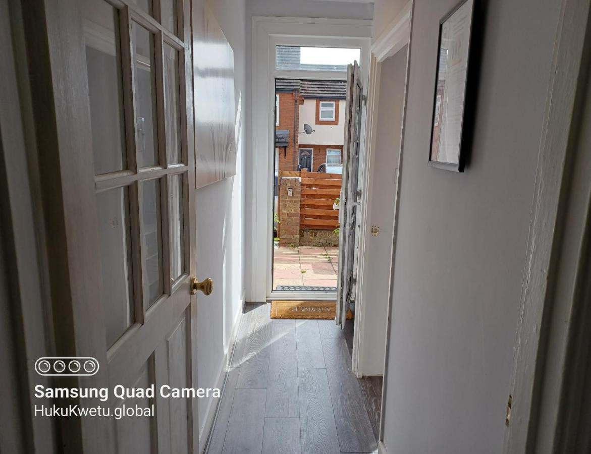 Salisbury House-huku Kwetu Spacious 4 Bedroom House- Sleeps 6 - Luton Town Centre Holiday home