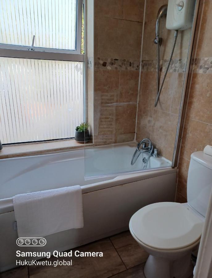 Salisbury House-huku Kwetu Spacious 4 Bedroom House- Sleeps 6 - Luton Town Centre
