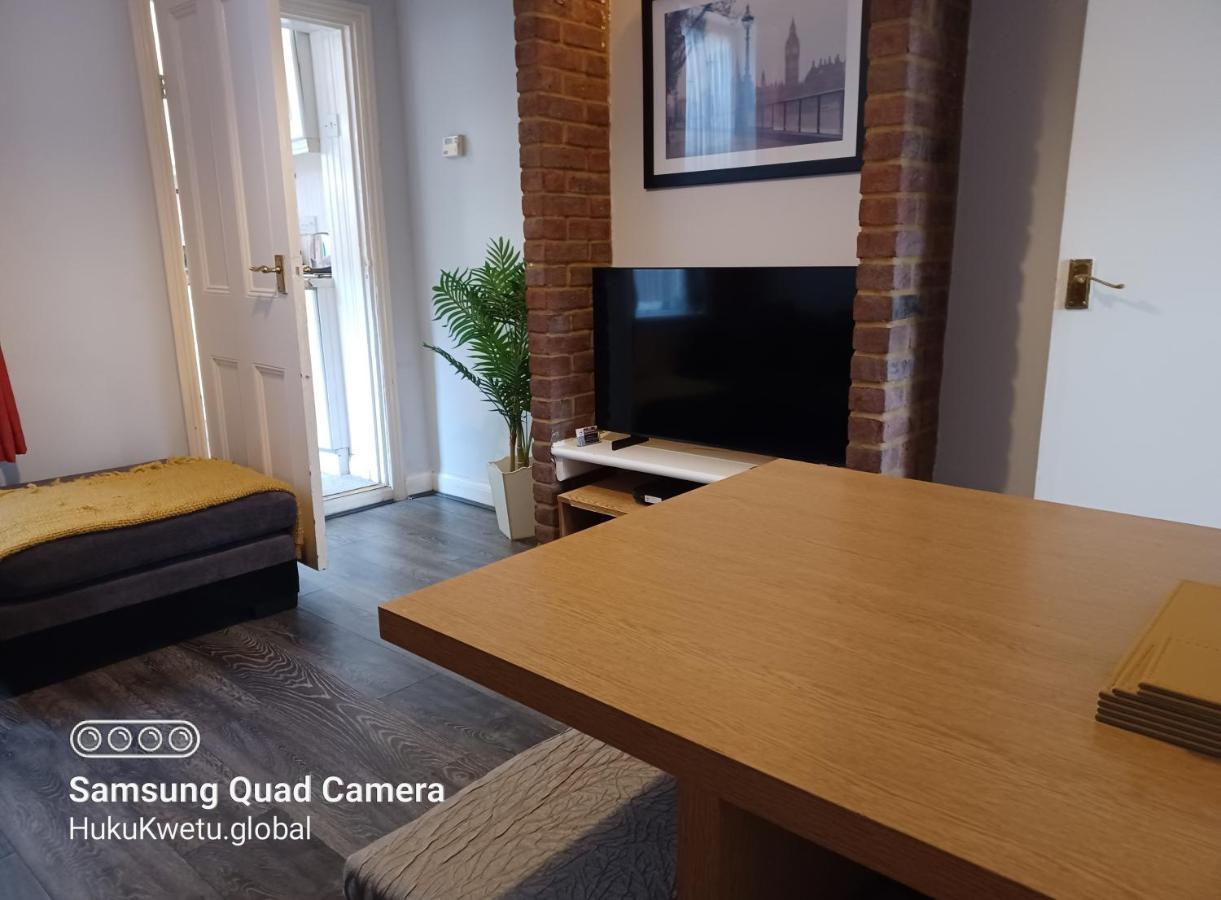 Salisbury House-huku Kwetu Spacious 4 Bedroom House- Sleeps 6 - Luton Town Centre *