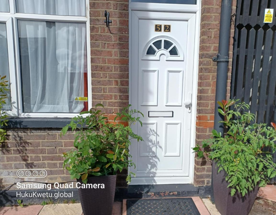 Holiday home Salisbury House-huku Kwetu Spacious 4 Bedroom House- Sleeps 6 - Luton Town Centre Luton (Bedfordshire)