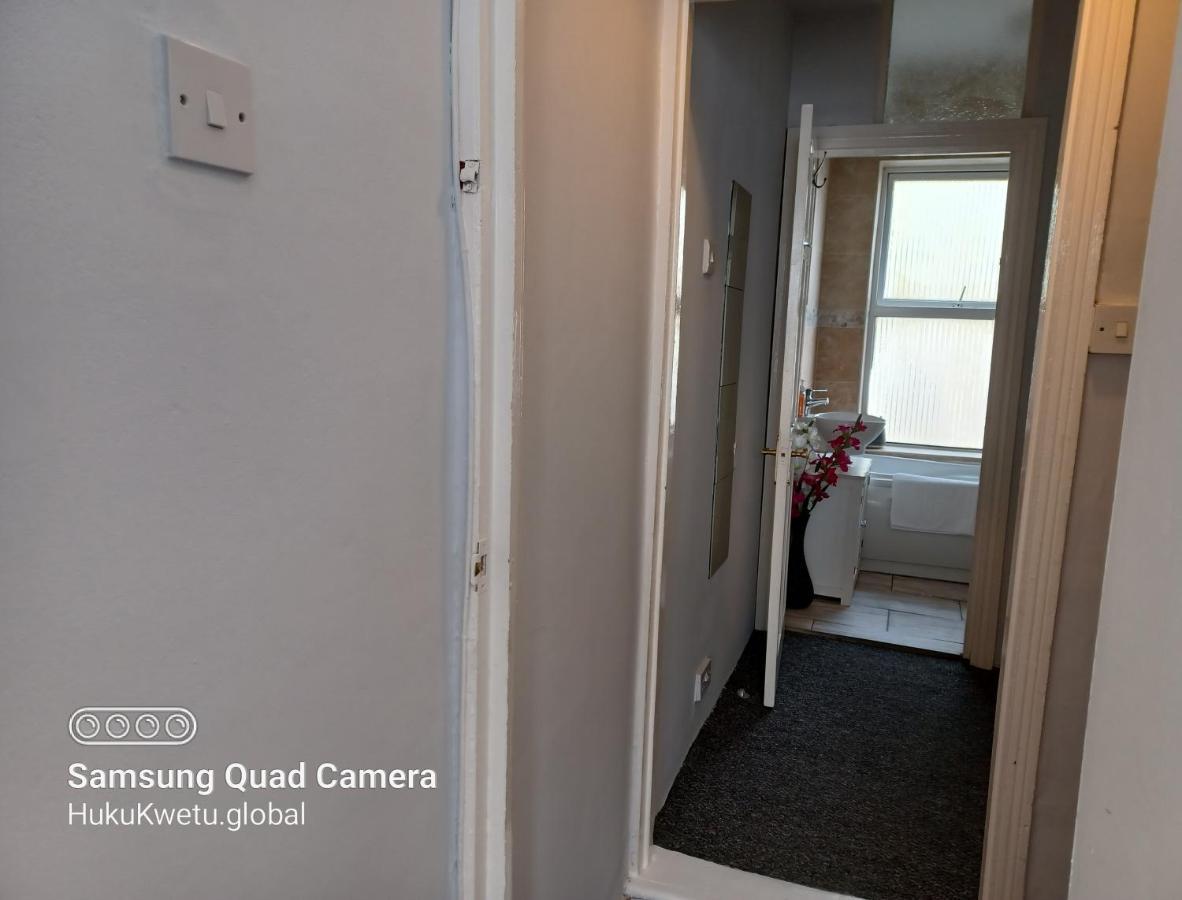 Salisbury House-huku Kwetu Spacious 4 Bedroom House- Sleeps 6 - Luton Town Centre Holiday home