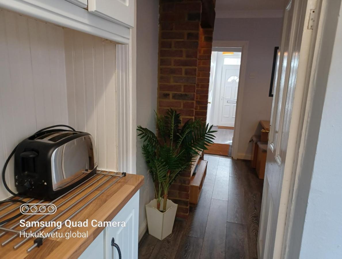 Salisbury House-huku Kwetu Spacious 4 Bedroom House- Sleeps 6 - Luton Town Centre Holiday home *