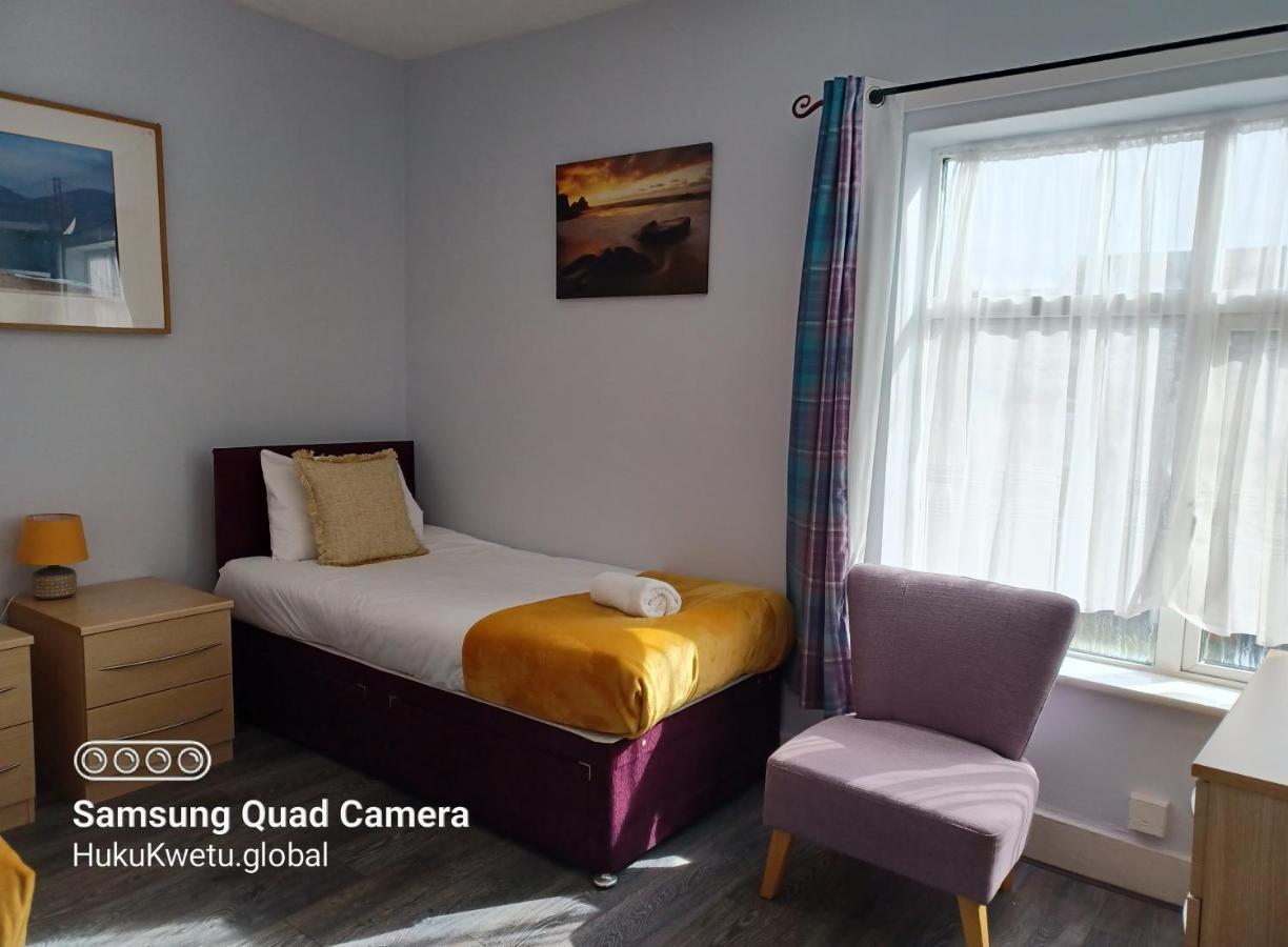 Salisbury House-huku Kwetu Spacious 4 Bedroom House- Sleeps 6 - Luton Town Centre Holiday home