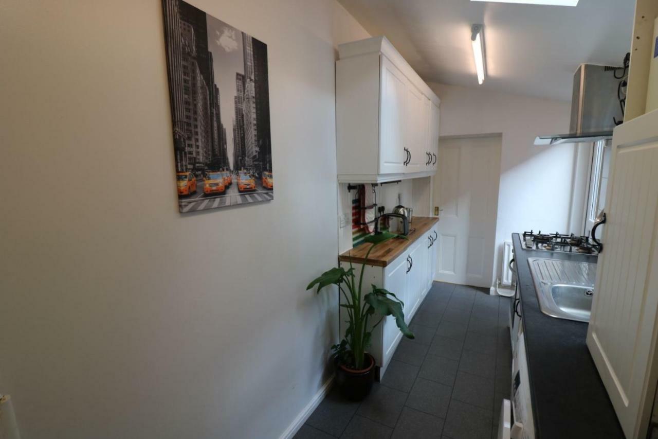 Salisbury House-huku Kwetu Spacious 4 Bedroom House- Sleeps 6 - Luton Town Centre *