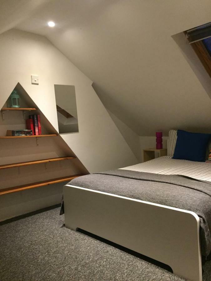 Salisbury House-huku Kwetu Spacious 4 Bedroom House- Sleeps 6 - Luton Town Centre Holiday home