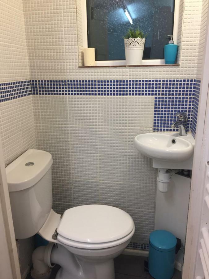 Salisbury House-huku Kwetu Spacious 4 Bedroom House- Sleeps 6 - Luton Town Centre Holiday home Luton (Bedfordshire)