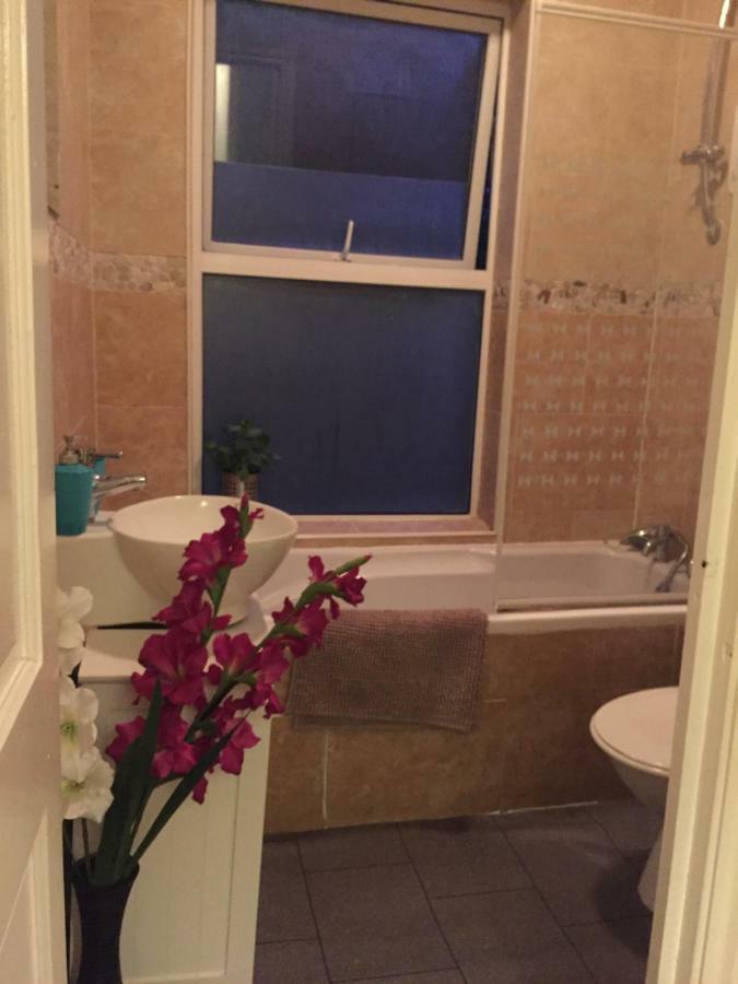 Salisbury House-huku Kwetu Spacious 4 Bedroom House- Sleeps 6 - Luton Town Centre Luton (Bedfordshire)